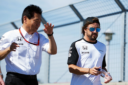 Yasuhisa Arai, Honda Director de Motorsport camina el circuito con Fernando Alonso, McLaren