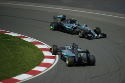 Lewis Hamilton, de Mercedes AMG F1 W06 gira a la horquilla en la primera sesión de entrenamientos y