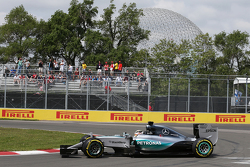Lewis Hamilton, Mercedes AMG F1 W06 roda na primeira sessão