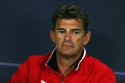Graeme Lowdon, Manor Marussia F1 Team consejero delegado en la Conferencia de Prensa de la FIA