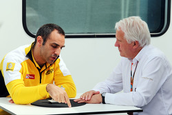 Cyril Abiteboul, Directeur Renault Sport F1 et Charlie Whiting, délégué FIA