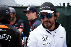 Fernando Alonso, McLaren en el desfile de pilotos