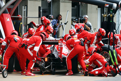 Kimi Raikkonen, Ferrari SF15-T, s'arrête au stand