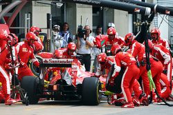 Sebastian Vettel, Ferrari SF15-T hace una parada en boxes
