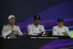 El ganador, Lewis Hamilton, Mercedes, segundo lugar, Nico Rosberg, Mercedes y tercer lugar Valtteri