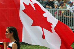 Grid girl avec le drapeau canadien