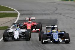 Marcus Ericsson, Sauber C34 y Felipe Massa, Williams FW37, pelean por posición