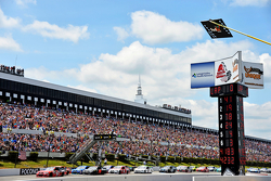 El inicio: Kurt Busch, Stewart-Haas Racing Chevrolet leads