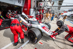 #8 Audi Sport Team Joest Audi R18 e-tron quattro: Lucas di Grassi, Loic Duval, Oliver Jarvis entra nos pits com danos