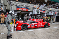 Arrêt aux stands pour la #17 Porsche Team Porsche 919 Hybrid : Timo Bernhard, Mark Webber, Brendon Hartley