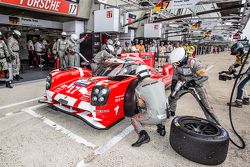 Parada de pits para #17 Porsche Team Porsche 919 Hybrid: Timo Bernhard, Mark Webber, Brendon Hartley