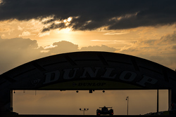 Amanhecer do sol com nuvens no viaduto DunlopSunrise at Dunlop bridge with clouds