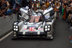 La #19 Porsche Team Porsche 919 Hybrid, vainqueur des 24 heures du Mans 2015 : Nico Hulkenberg, Nick Tandy, Earl Bamber