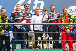 LMGT Am podium: classJuara balapan#72 SMP Racing Ferrari 458 GTE: Andrea Bertolini, Viktor Shaitar,