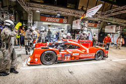 Parada de pits para el #17 Porsche Team Porsche 919 Hybrid: Timo Bernhard, Mark Webber, Brendon Hart
