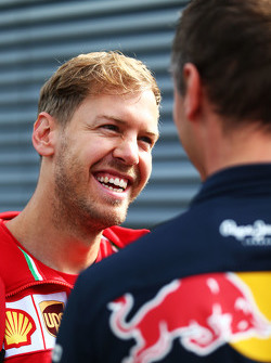 Sebastian Vettel, Ferrari con Ole Schack, Red Bull Racing Mechanic