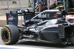Jenson Button, McLaren MP4-30 detalhe da tampa do motor e suspensão traseira