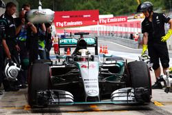 Lewis Hamilton, Mercedes AMG F1 W06 en los pits