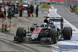 Fernando Alonso, McLaren MP4-30 avec un nouvel aileron avant