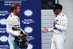 Segundo Nico Rosberg, Mercedes AMG F1 com companheiro de equipe e pole Lewis Hamilton, Mercedes AMG F1