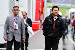Takahiro Hachigo, CEO de Honda con Yasuhisa Arai, Honda Director de Motorsport