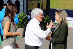 Fabiana Flosi, con su esposo, Bernie Ecclestone, y Rafaela Bassi, esposa de Felipe Massa, Williams
