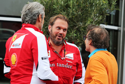 Maurizio Arrivabene, Ferrari Team Principal con Gino Rosato, Ferrari e Jacques Villeneuve,