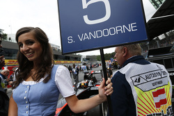 Grid girl voor Stoffel Vandoorne, ART Grand Prix