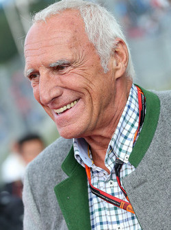 Dietrich Mateschitz, CEO y fundador de Red Bull en el desfile de leyendas.