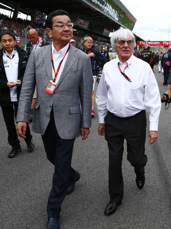 Takahiro Hachigo, Honda CEO with Bernie Ecclestone, on the grid