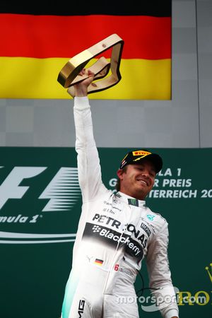 Ganador de la carrera de Nico Rosberg, de Mercedes AMG F1 celebra en el podio