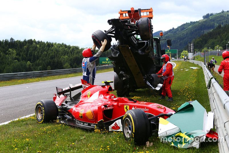 Marshals en el accidente inicial que implica Fernando Alonso, McLaren MP4-30 y Kimi Raikkonen, Ferrari SF15-T