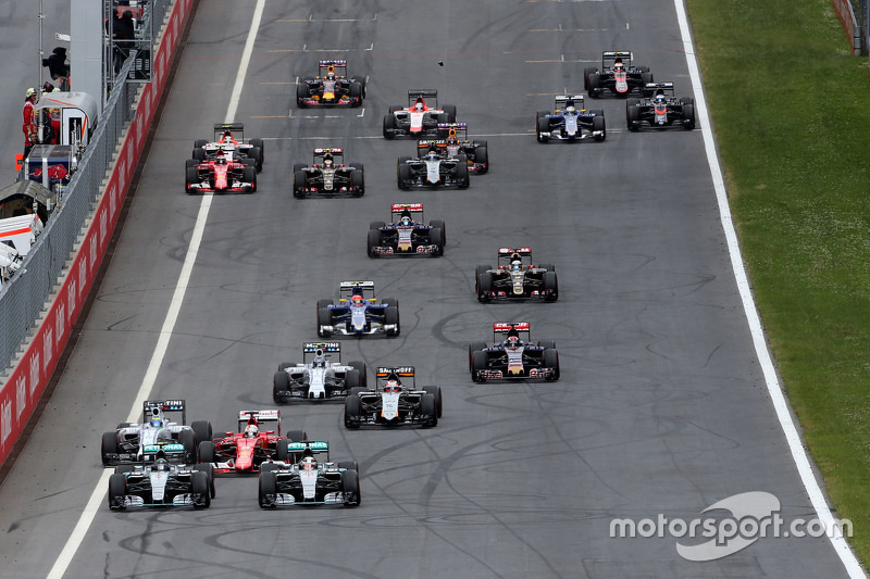 Start of the race, Nico Rosberg, Mercedes AMG F1 Team and Lewis Hamilton, Mercedes AMG F1 Team