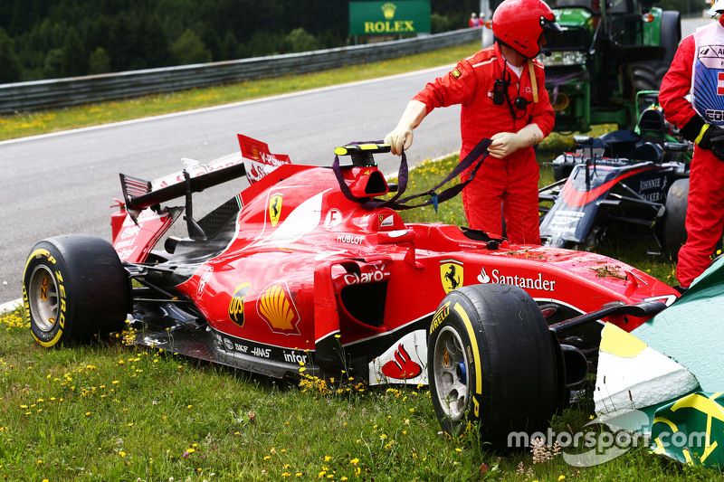 El dañado Ferrari SF15-T Retirado de la carrera de Kimi Raikkonen, de Ferrari