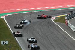 Sebastian Vettel, Ferrari SF15-T lidera a Valtteri Bottas, Williams FW37, que encierra en la frenada