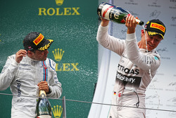 Ganador de la carrera de Nico Rosberg, de Mercedes AMG F1 celebra con champán con el brasileño Felip