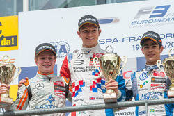 Podium: tweede plaats Santino Ferrucci, racewinnaarr Jake Dennis, derde plaats Sergio Sette Camara