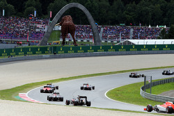 Уилл Стивенс, Manor F1 Team едет за Дженсоном Баттоном, McLaren MP4-30