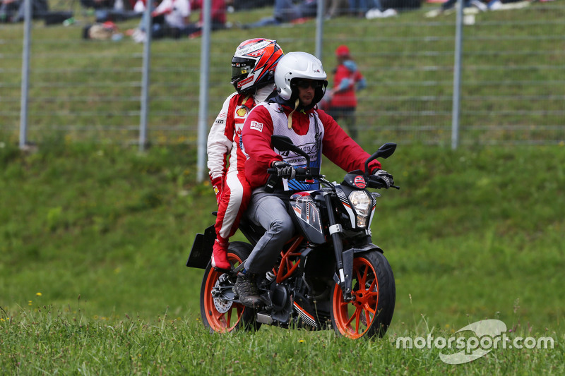 Kimi Raikkonen, retorna aos boxes por moto