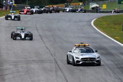 Nico Rosberg, Mercedes AMG F1 W06 lleva detrás del coche de seguridad de la FIA