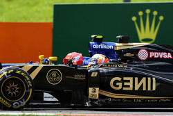 Romain Grosjean, Lotus F1 E23 e Felipe Nasr, Sauber C34 batalham por posição