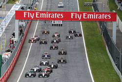 Nico Rosberg, Mercedes AMG F1 W06 et son équipier Lewis Hamilton, Mercedes AMG F1 W06 en bataille pour la tête au départ