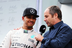 Льюис Хэмилтон, Mercedes AMG F1 на подиуме с Герхардом Бергером