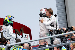 El ganador, Nico Rosberg, segundo lugar, Lewis Hamilton, tercer lugar, Felipe Massa