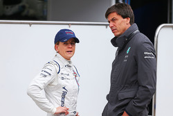 (De izquierda a derecha): Susie Wolff, piloto de Desarrollo de Williams con su esposo Toto Wolff, Me