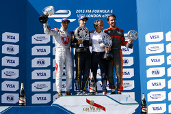 Podium 1. Rennen: 2. Jérôme d'Ambrosio, Dragon Racing; 1. Sébastien Buemi, e.dams-Renault; Alain Pro