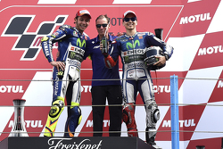 Podio: ganador de la carrera de Valentino Rossi, el tercer lugar Jorge Lorenzo