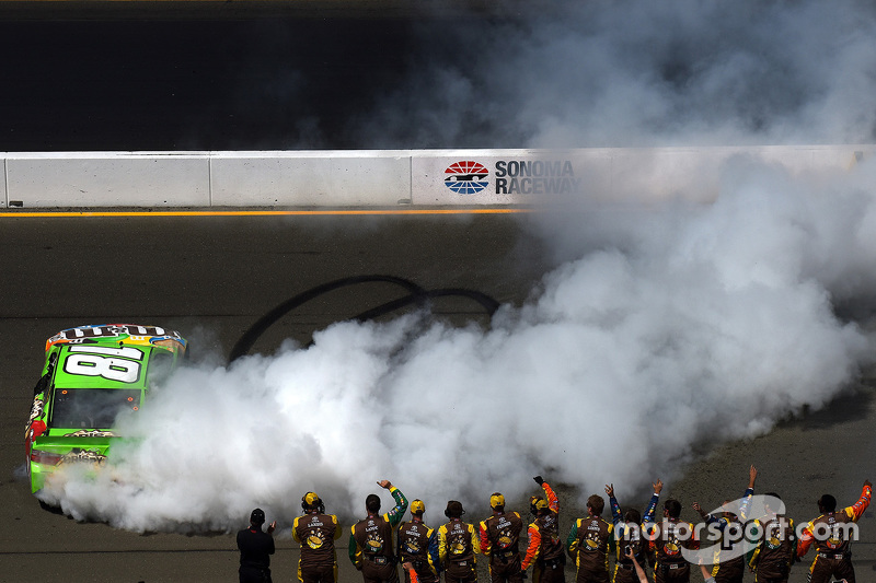 Race winner Kyle Busch, Joe Gibbs Racing