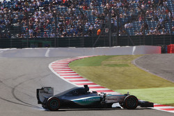 Lewis Hamilton, Mercedes AMG F1 W06 gira en la primera sesión de entrenamientos