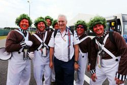 Pat Symonds, Director Técnico de Williams con los fans Oompa Loompa
